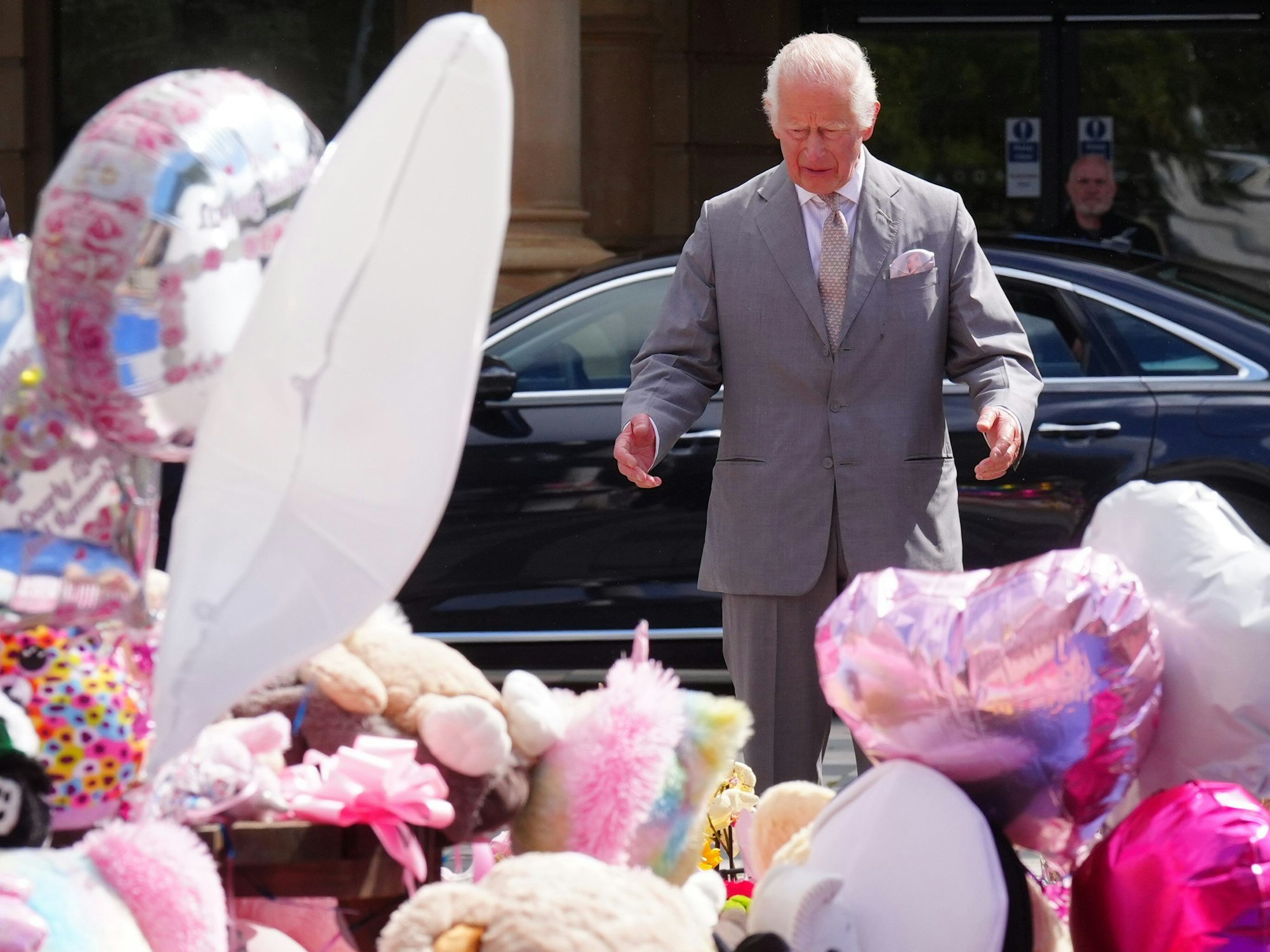 König Charles III. sieht sich die Blumen und Ehrungen vor dem Atkinson Art Centre Southport an, bevor er sich mit Mitgliedern der Gemeinde trifft. Nach der Messerattacke am 29. Juli 2024, bei der drei Kinder umgekommen sind, erschütterten zahlreiche nationalistische, antiislamische Proteste und Ausschreitungen in Städten und Gemeinden ganz Großbritannien.