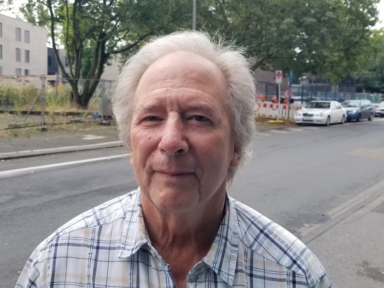 Der Rentner Hans-Walter Mildner lebt in Köln-Niehl und schaut in die Kamera.