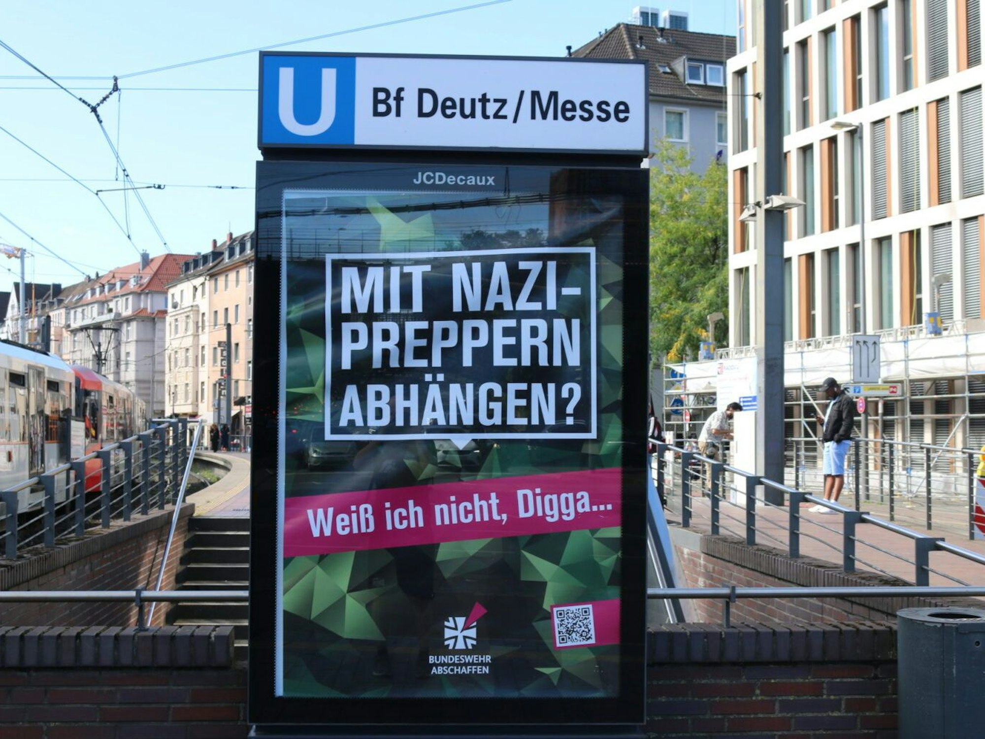 Plakat an einer KVB-Station in Köln.