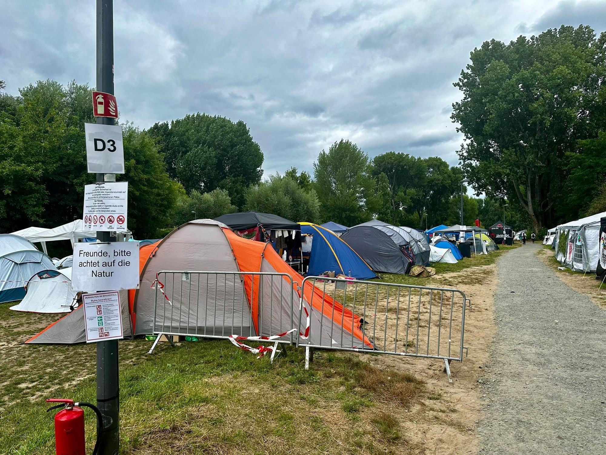 Dicht an dicht stehen die Zelte im Gamescom Camp im Kölner Jugenpark.