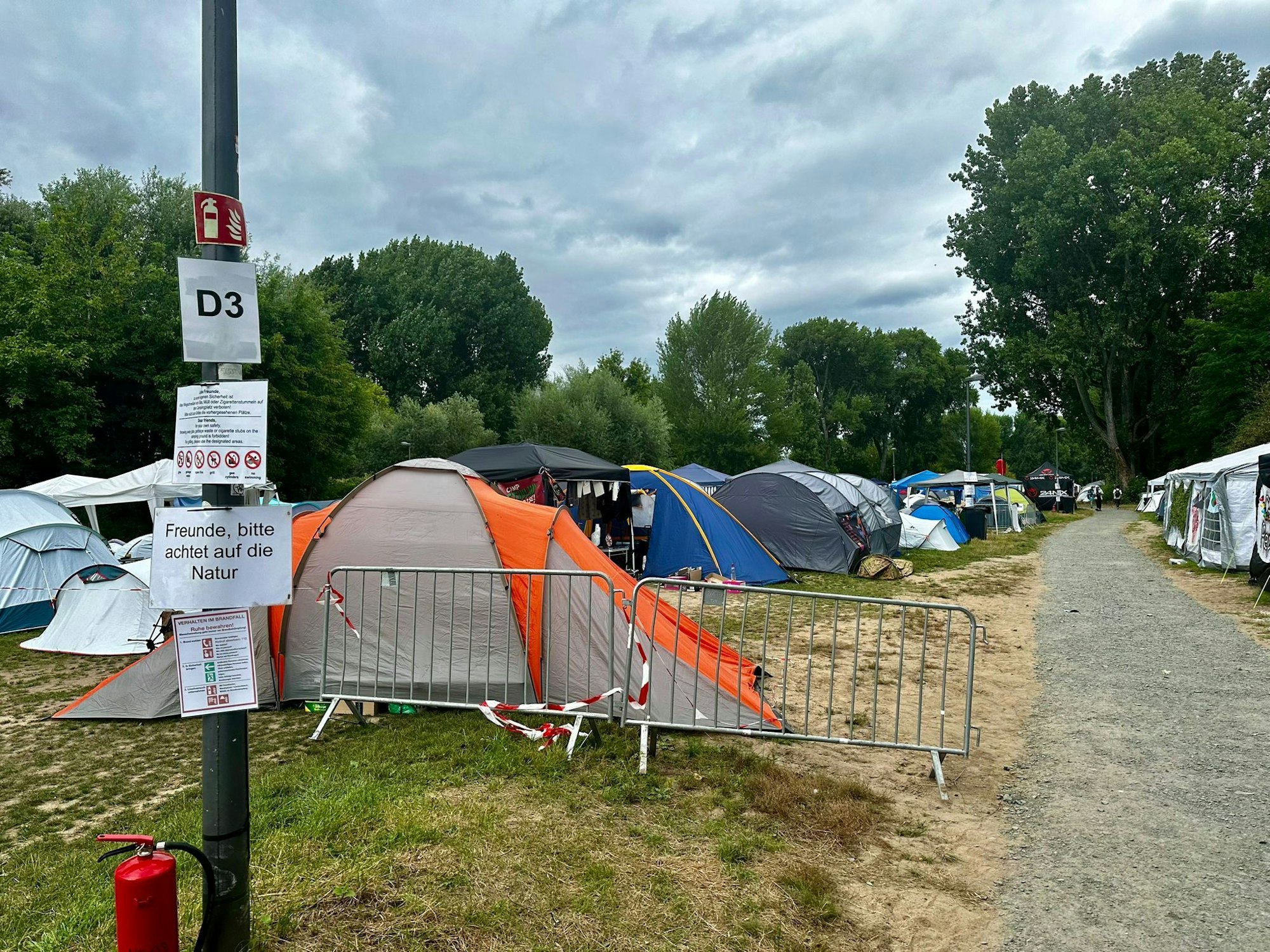 Dicht an dicht stehen die Zelte im Gamescom Camp im Kölner Jugenpark.
