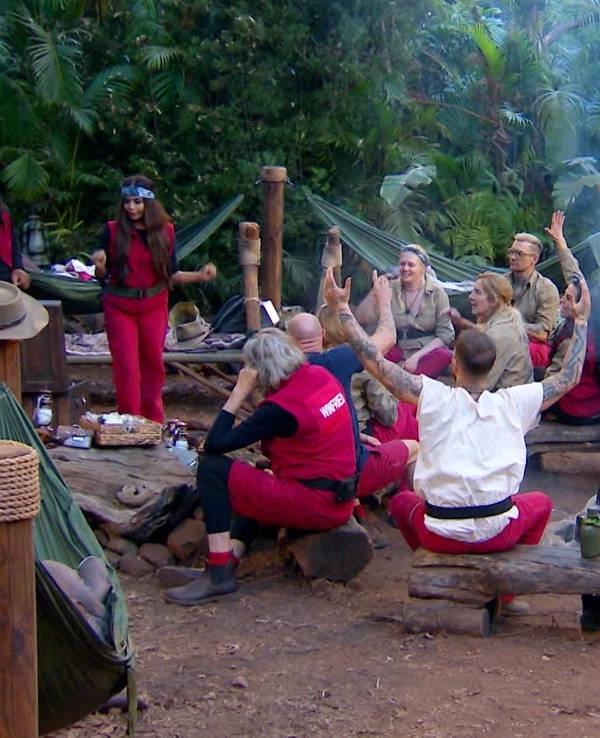 Die Kandidatinnen und Kandidaten von „Ich bin ein Star – Showdown der Dschungel-Legenden“ im Camp.