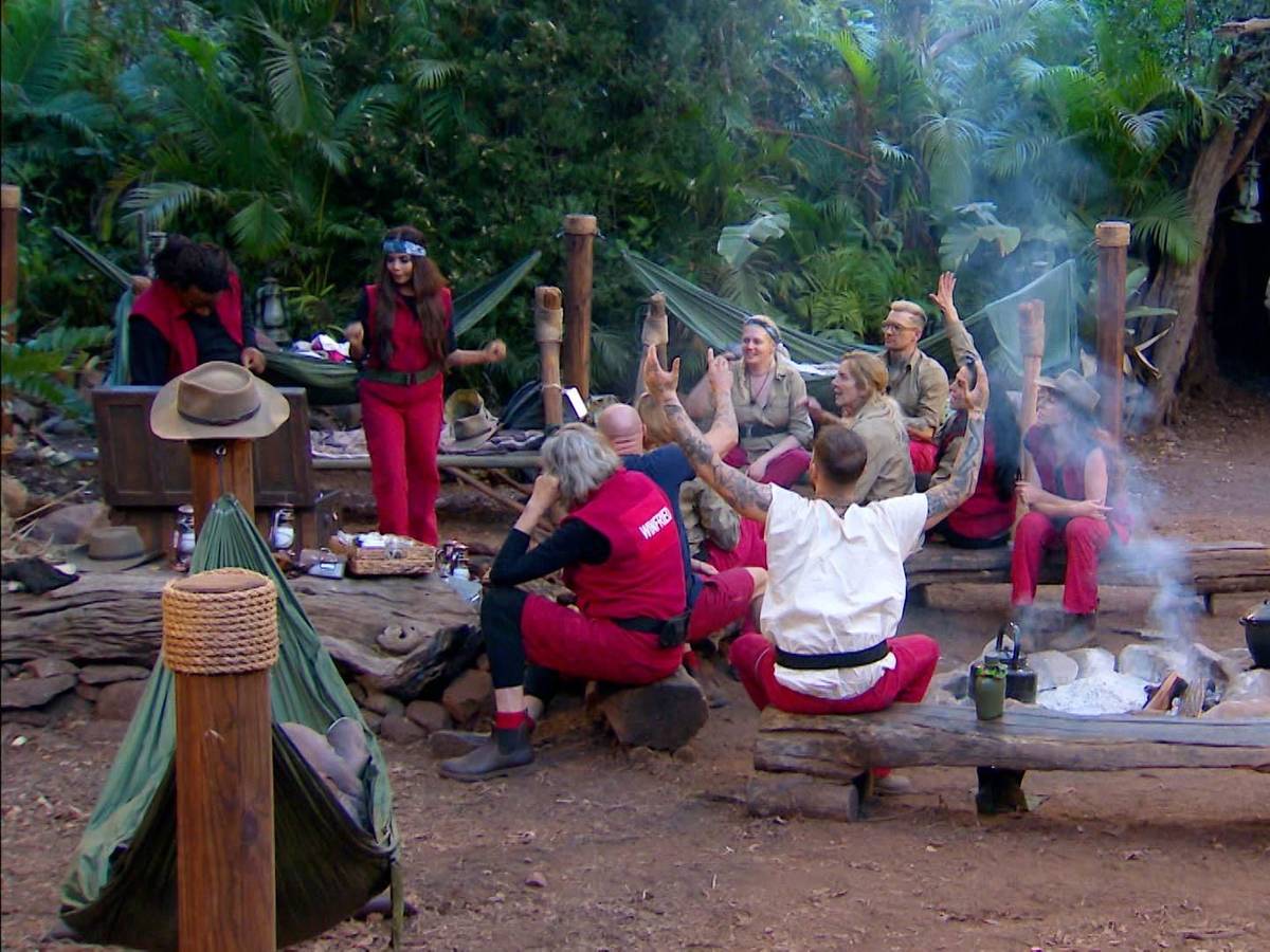 Die Kandidatinnen und Kandidaten von „Ich bin ein Star – Showdown der Dschungel-Legenden“ im Camp.