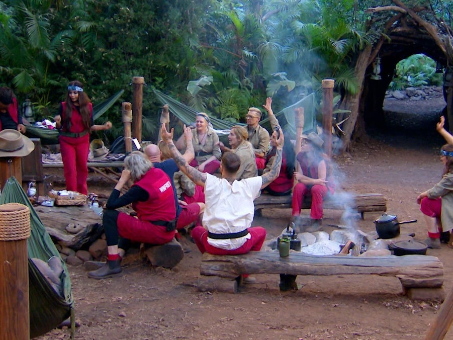 Die Kandidatinnen und Kandidaten von „Ich bin ein Star – Showdown der Dschungel-Legenden“ im Camp.