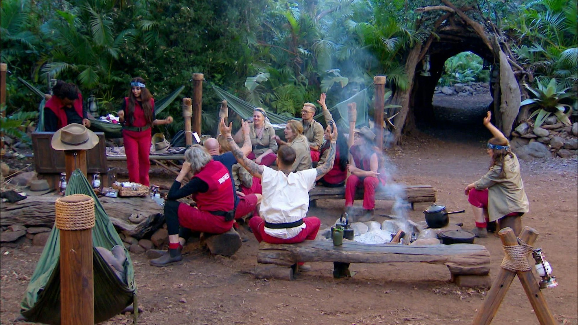 Die Kandidatinnen und Kandidaten von „Ich bin ein Star – Showdown der Dschungel-Legenden“ im Camp.