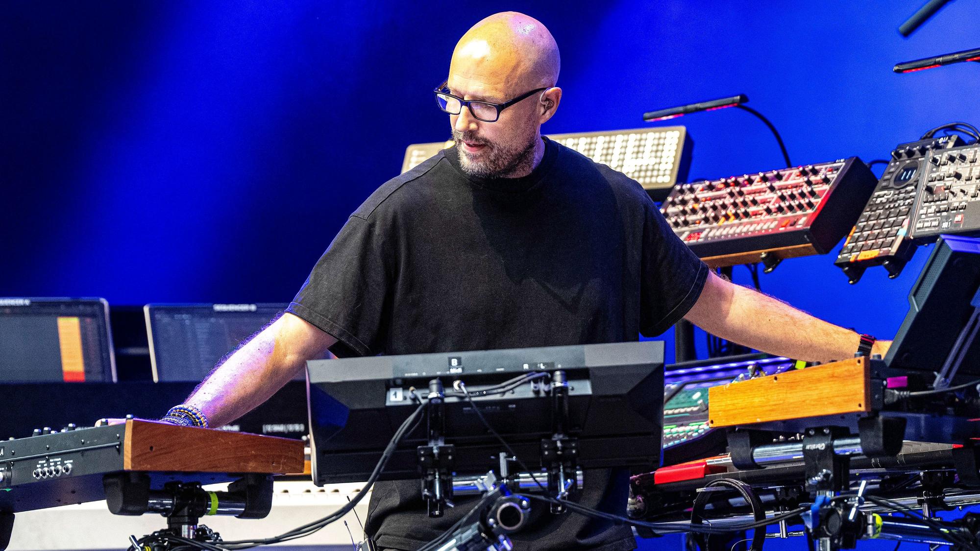 Das Pop- und Ambient-Musikprojekt Schiller auf der Bühne.