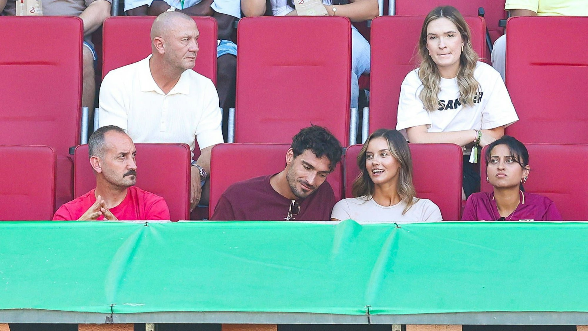 Mats Hummels war am Samstag (24. August 2024) mit seiner Freundin beim Bundesliga-Auftakt des FC Augsburg im Stadion auf der Tribüne.