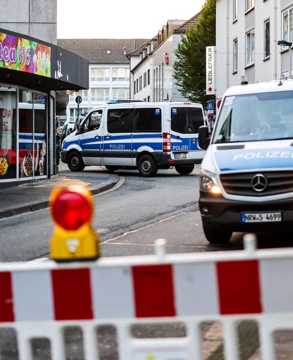Polizeiwagen stehen am frühen Morgen an einer Absperrung. Bei einer Attacke auf der 650-Jahr-Feier der Stadt hat es mehrere Todesopfer und Verletzte gegeben.