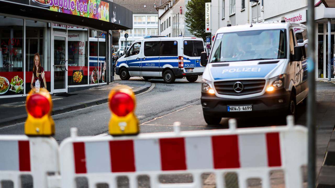 Polizeiwagen stehen am frühen Morgen an einer Absperrung. Bei einer Attacke auf der 650-Jahr-Feier der Stadt hat es mehrere Todesopfer und Verletzte gegeben.