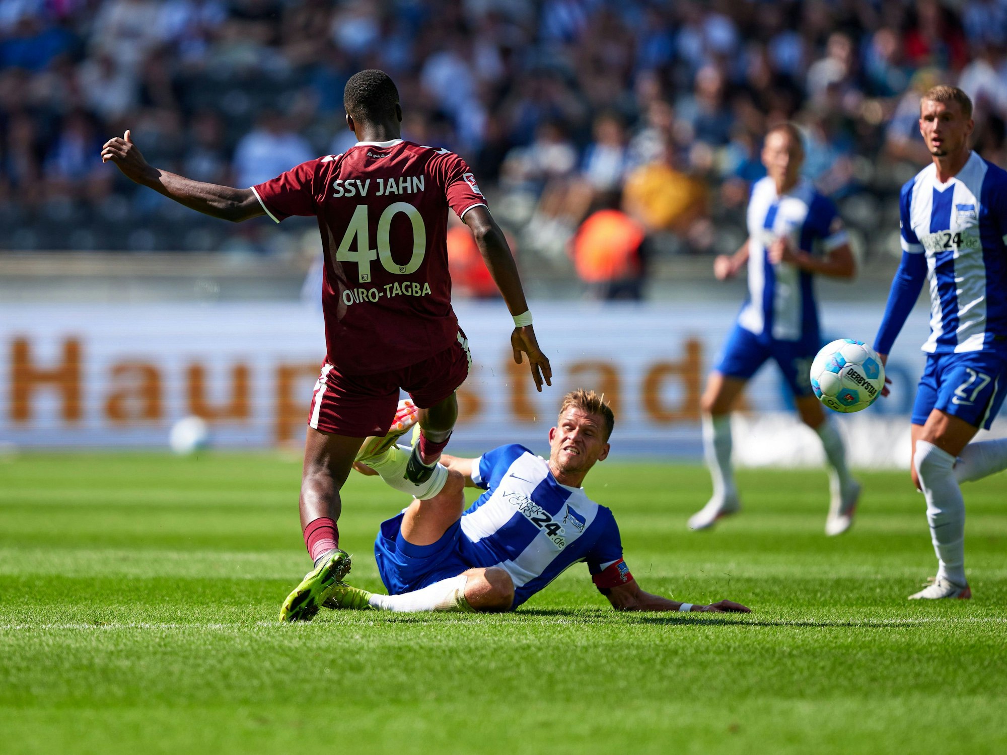 Mansour Ouro-Tagba ist vom 1. FC Köln an Jahn Regensburg ausgeliehen. Für dieses Einsteigen gegen Herthas Florian Niederlechner sah er am Samstag (24. Augfust 2024) die Rote Karte.