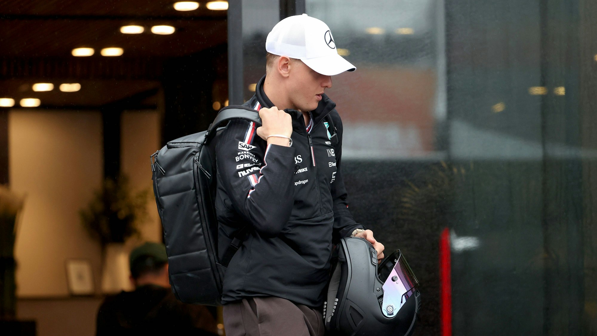 Mick Schumacher im Fahrerlager von Zandvoort.