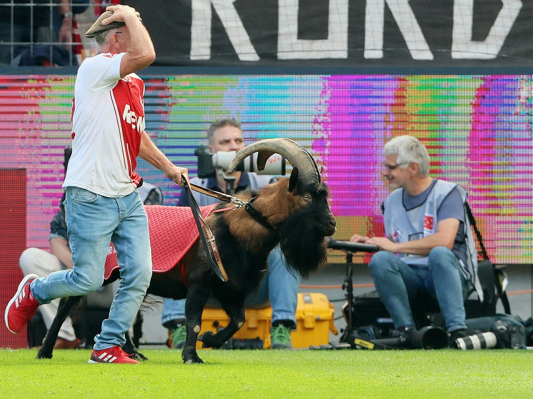 Ingo Reipka führt FC Maskottchen Hennes ins Stadion.