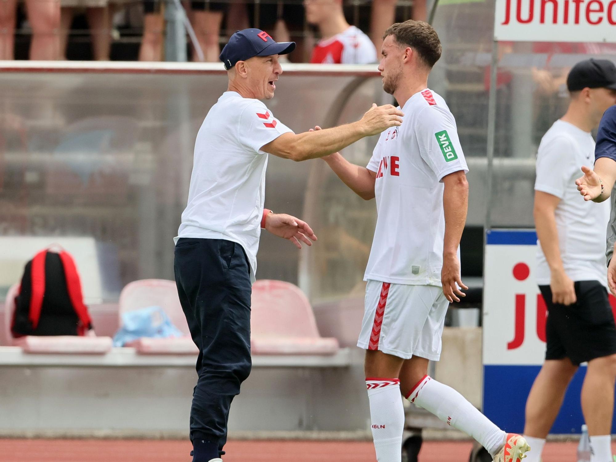 Testspiel im Südstadion, 1. FC Köln vs. VfL Rheingold 1912 Köln-Poll (Kreisligist), von links: Gerhard Struber und Luca Waldschmidt (1. FC Köln).