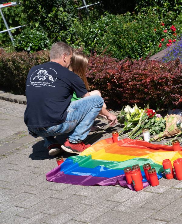 Nach dem Anschlag in Solingen werden in der Nähe des Tatorts Blumen, Kerzen und eine Regenbogenflagge niedergelegt.