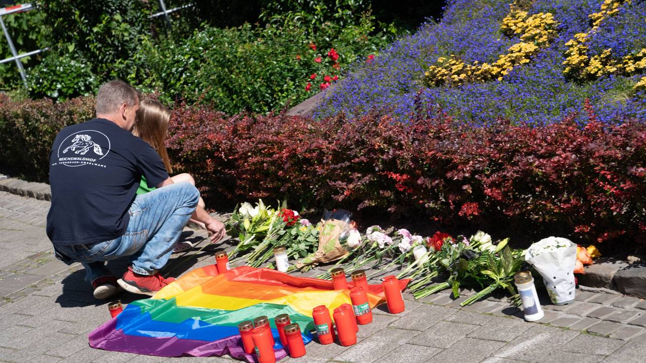 Nach dem Anschlag in Solingen werden in der Nähe des Tatorts Blumen, Kerzen und eine Regenbogenflagge niedergelegt.