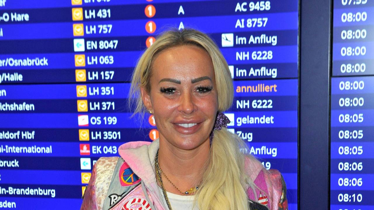 Cora Schumacher anlässlich der Ankunft der Kandidatinnen und Kandidaten der RTL-Sendung „Ich bin ein Star – holt mich hier raus“ am 07. Februar 2024 auf dem Flughafen Frankfurt / Main.