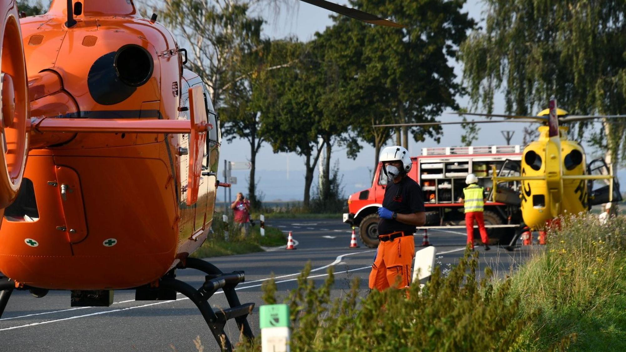 Hubschrauber und Rettungsdienst stehen nach einem Unfall an einer Unfallstelle.