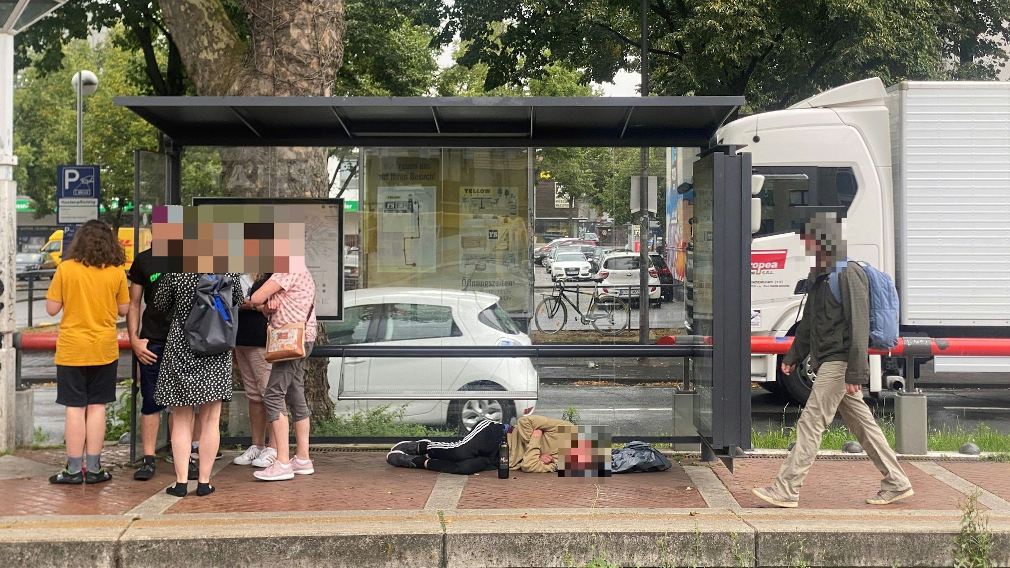 Ein Mann schläft an einer KVB-Station in Köln auf dem Boden.