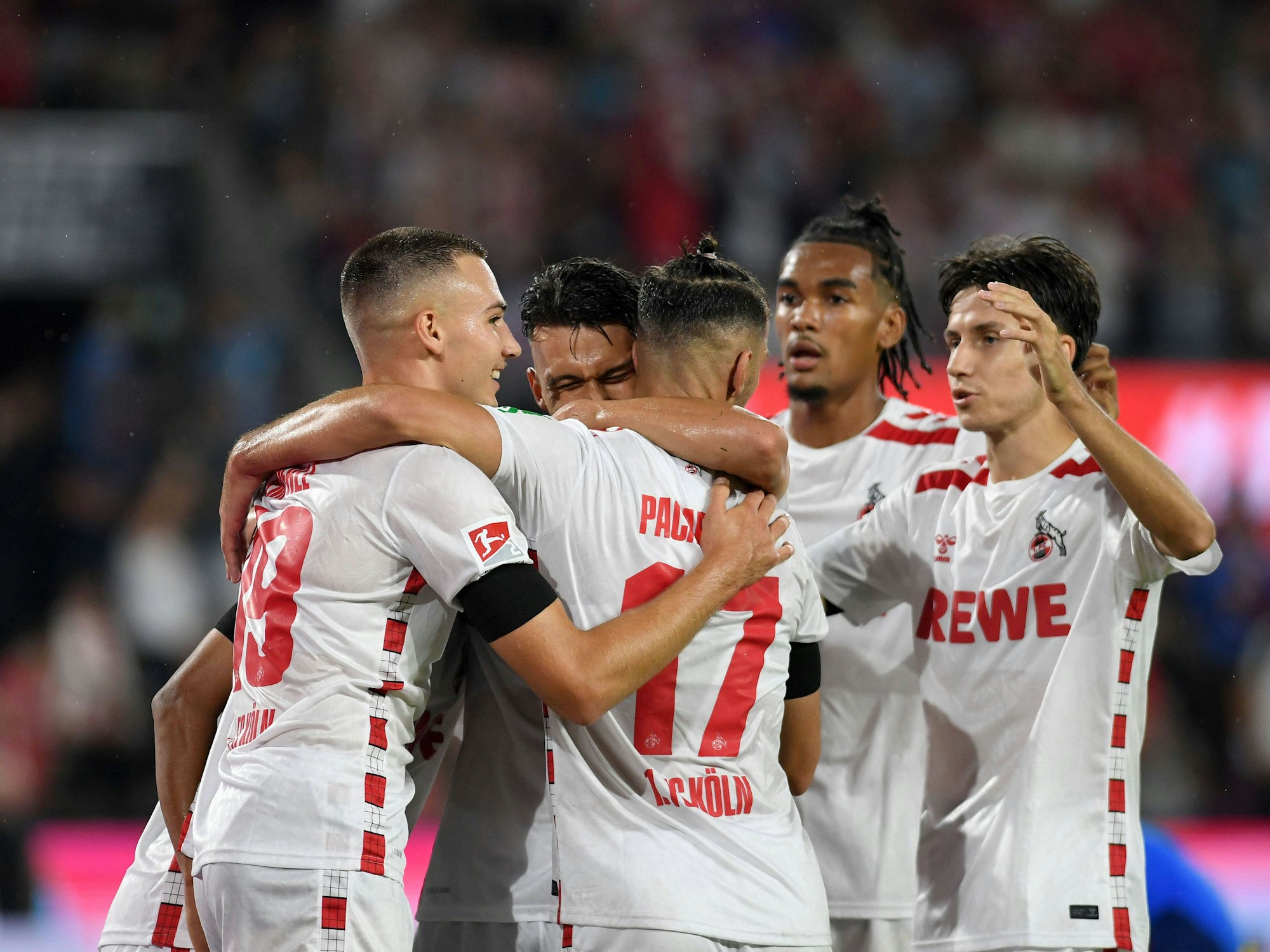 Die FC-Profis jubeln gemeinsam beim 5:0 gegen Eintracht Braunschweig am Samstag (24. August 2024).