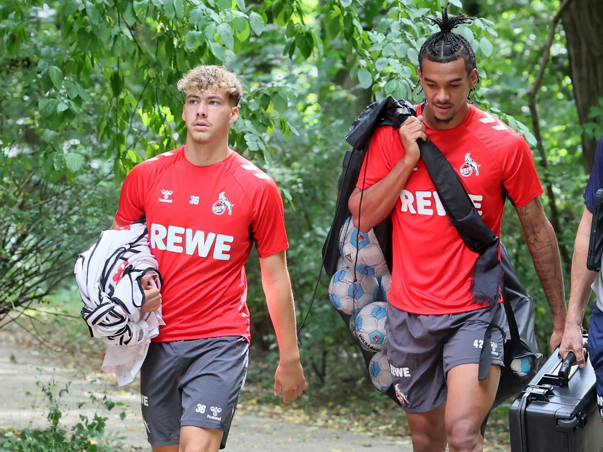 Meiko Wäschenbachn und Damion Downs tragen Sachen zum Training.