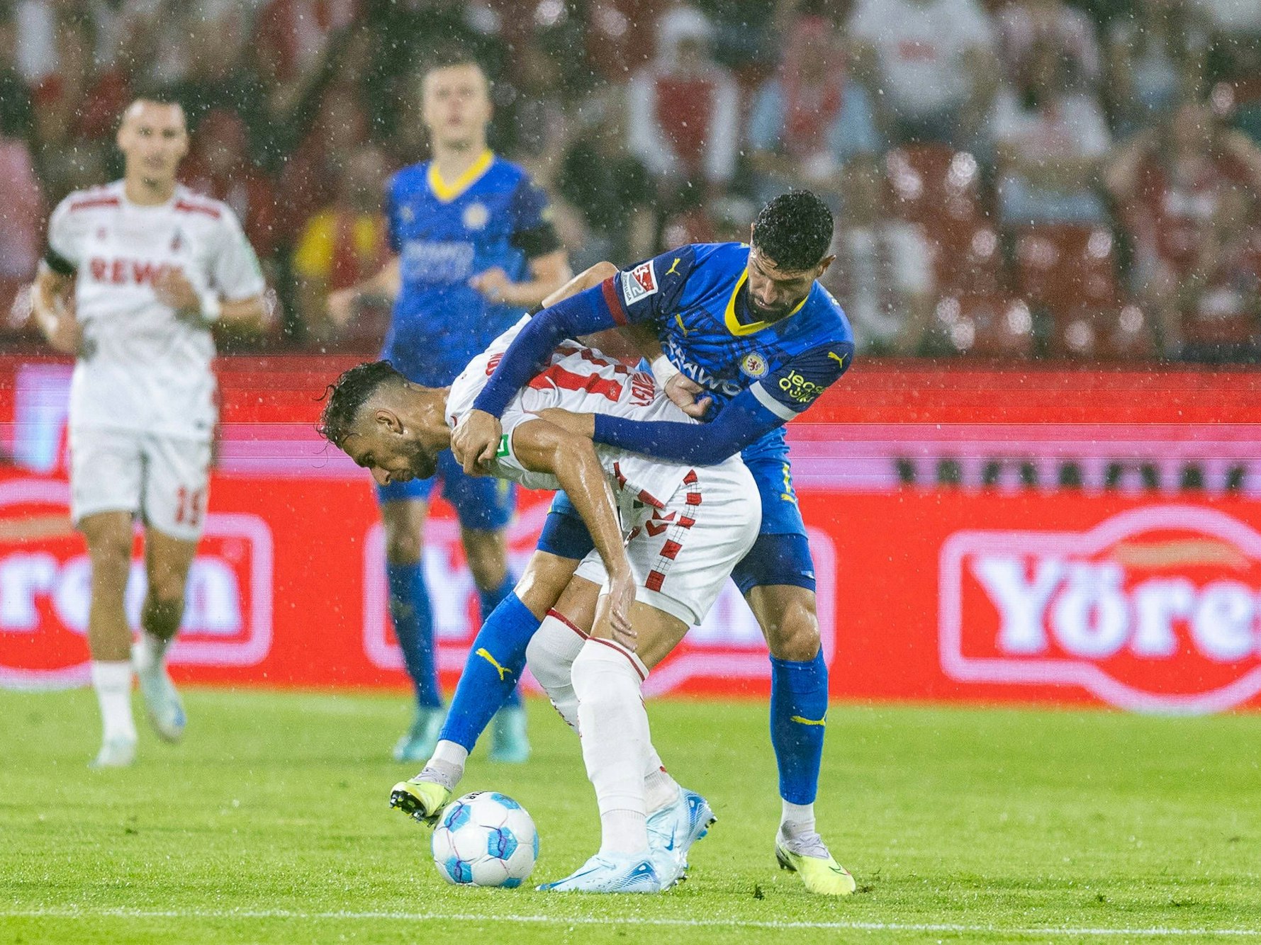 Leart Pacarada behauptet den Ball im Spiel gegen Braunschweig.