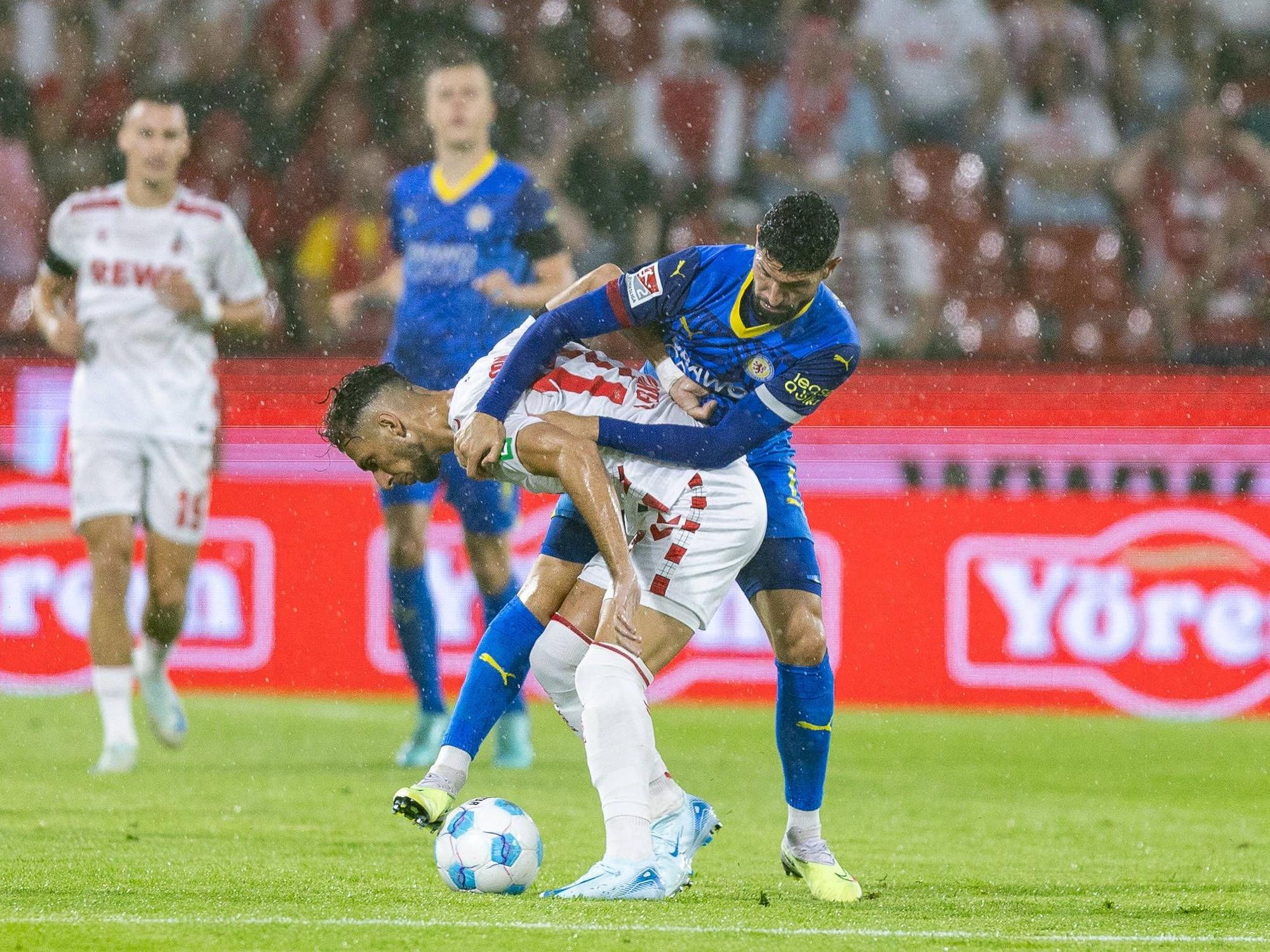 Leart Pacarada behauptet den Ball im Spiel gegen Braunschweig.