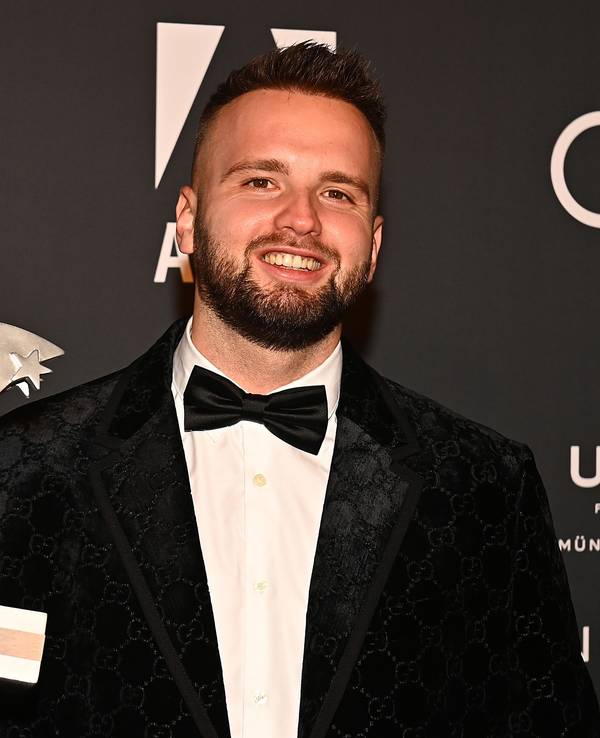 Topic, DJ und Sieger in der Kategorie „Musik“, posiert beim Audi Generation Award 2021 mit seinem Preis.