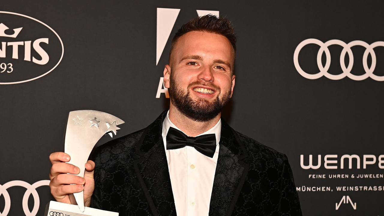 Topic, DJ und Sieger in der Kategorie „Musik“, posiert beim Audi Generation Award 2021 mit seinem Preis.