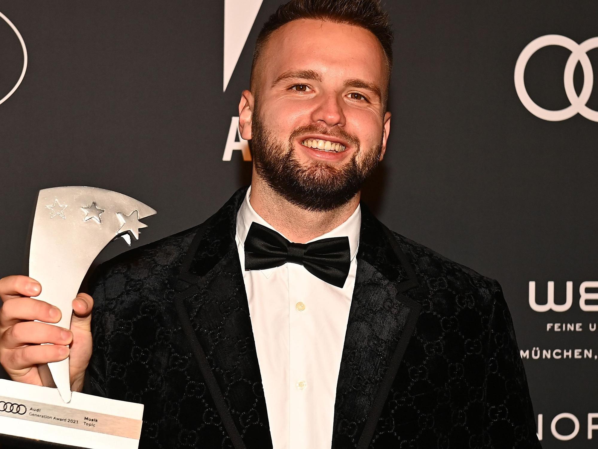 Topic, DJ und Sieger in der Kategorie „Musik“, posiert beim Audi Generation Award 2021 mit seinem Preis.