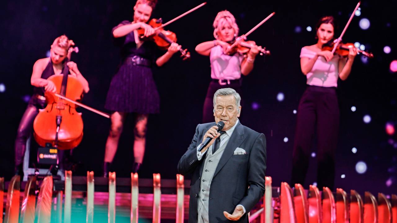 Roland Kaiser beim Konzert auf der Bühne.