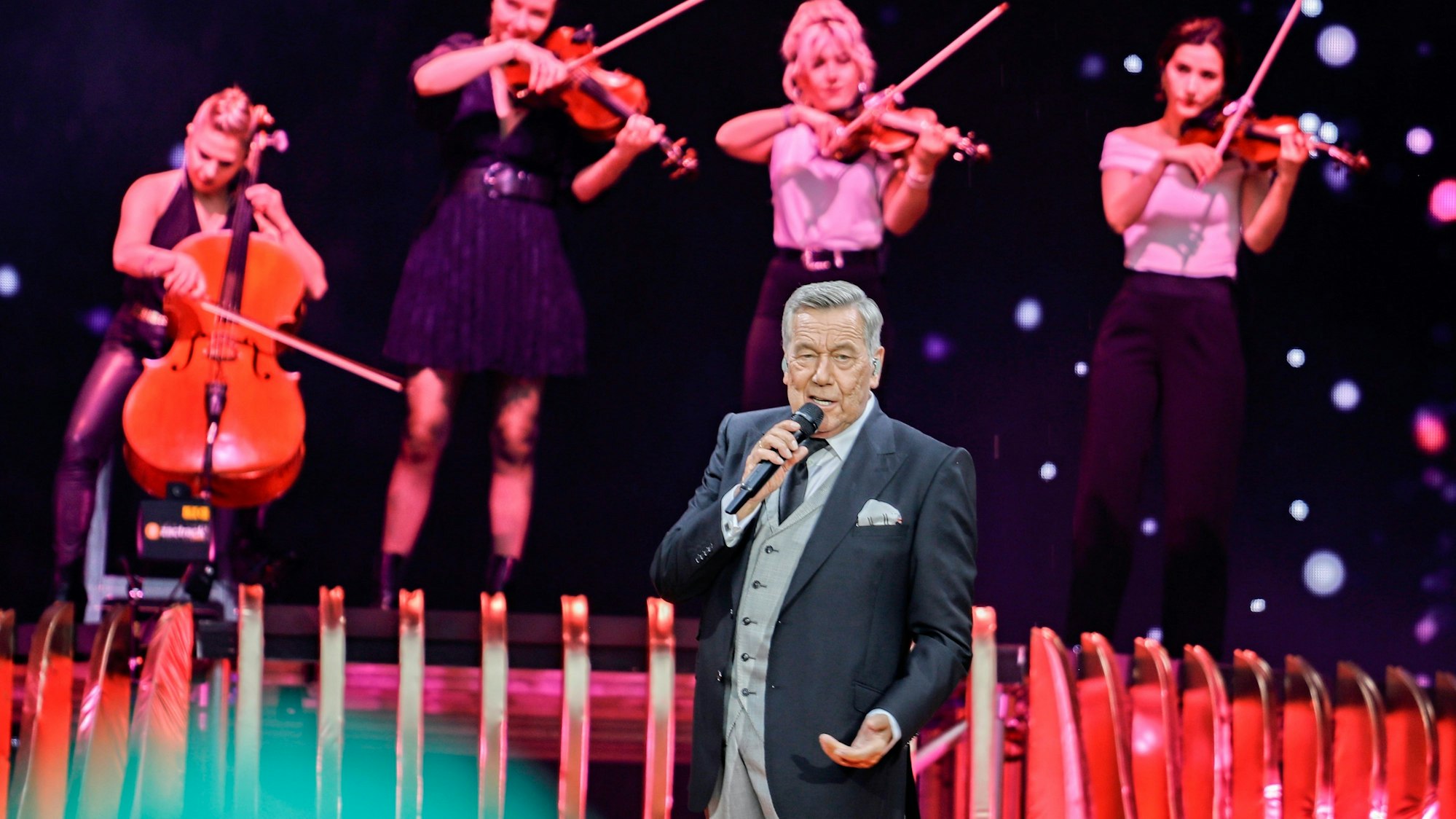 Roland Kaiser beim Konzert auf der Bühne.