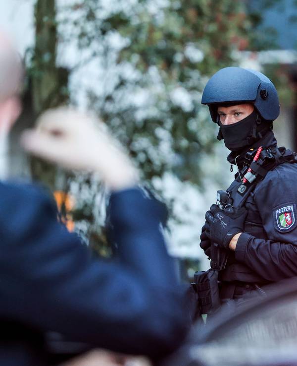 Ein Spezialeinsatzkommando (SEK) der Polizei führt einen Einsatz bei einer Flüchtlingsunterkunft durch, der laut Polizei mit dem Messerangriff auf dem Solinger Stadtfest in Verbindung steht.