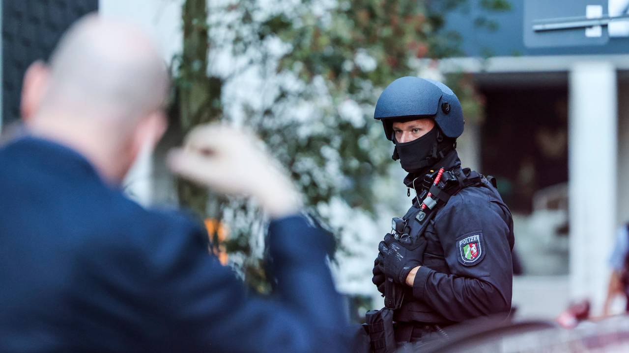 Ein Spezialeinsatzkommando (SEK) der Polizei führt einen Einsatz bei einer Flüchtlingsunterkunft durch, der laut Polizei mit dem Messerangriff auf dem Solinger Stadtfest in Verbindung steht.