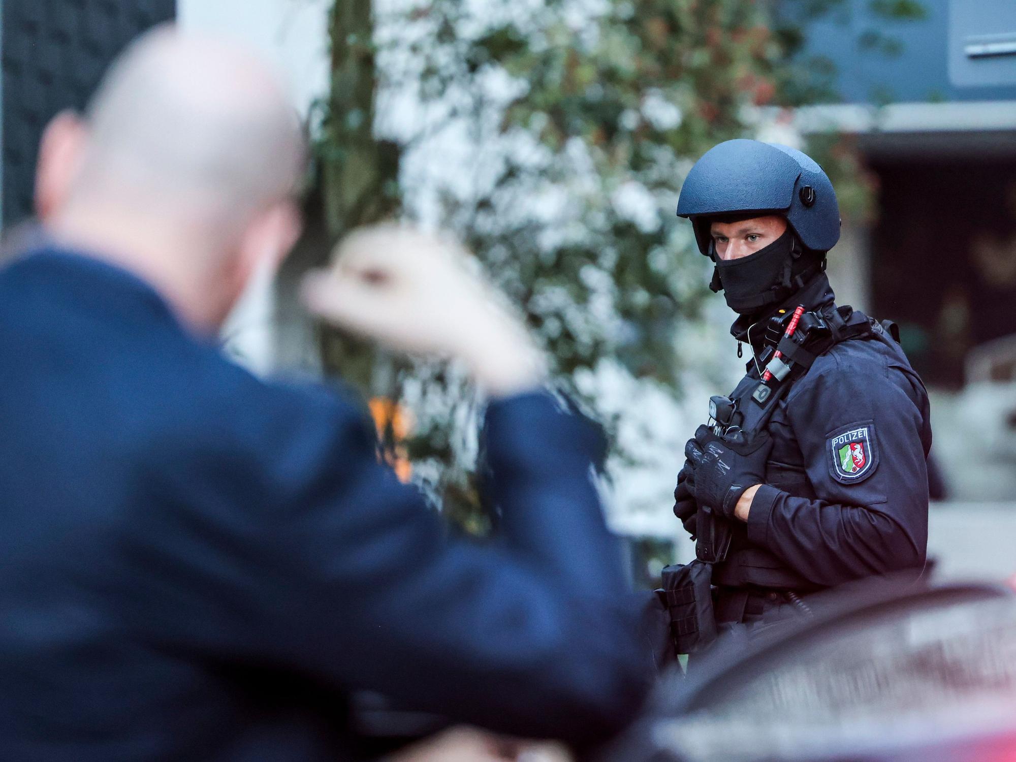 Ein Spezialeinsatzkommando (SEK) der Polizei führt einen Einsatz bei einer Flüchtlingsunterkunft durch, der laut Polizei mit dem Messerangriff auf dem Solinger Stadtfest in Verbindung steht.