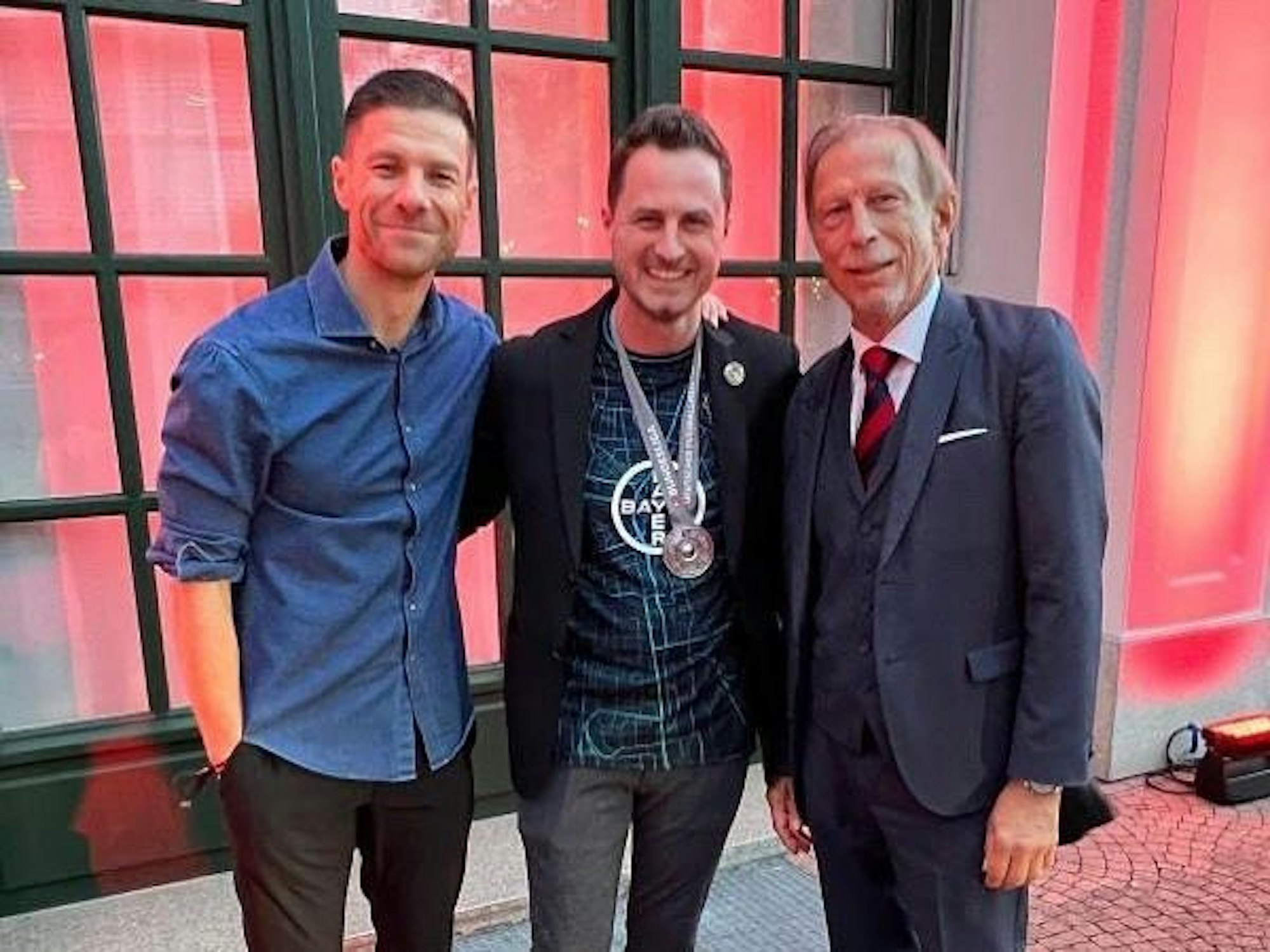 Christoph Daum mit Sohn Marcel und Xabi Alonso.