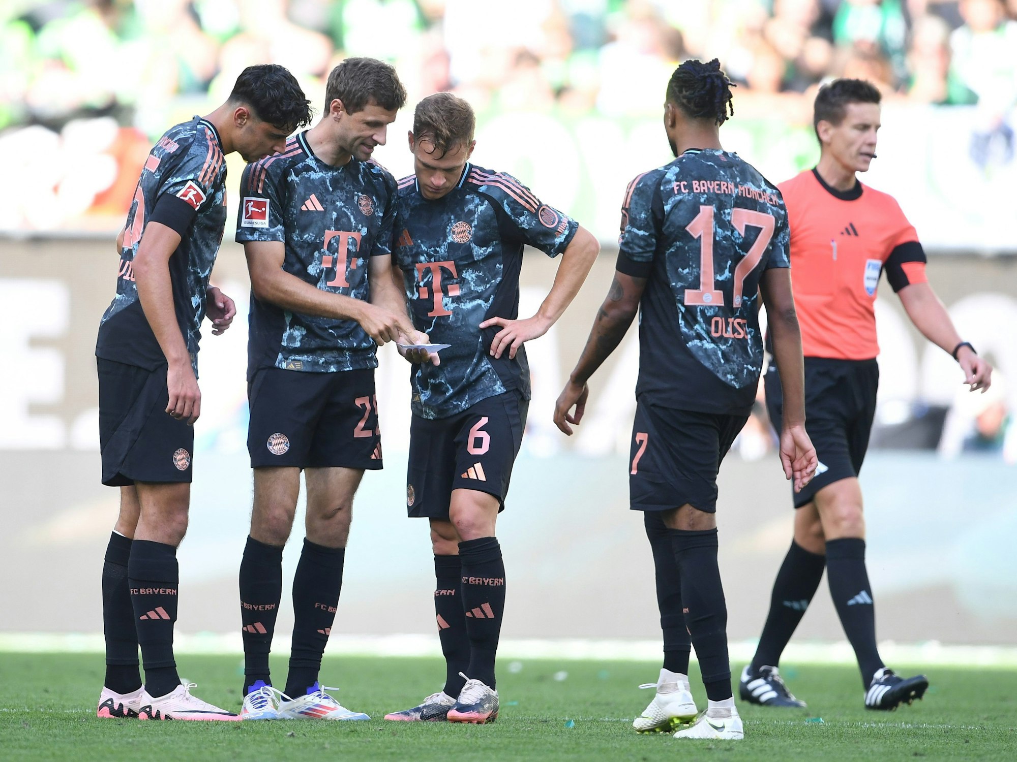 Thomas Müller (2.v.l) gibt seinen Mitspielern Anweisungen.