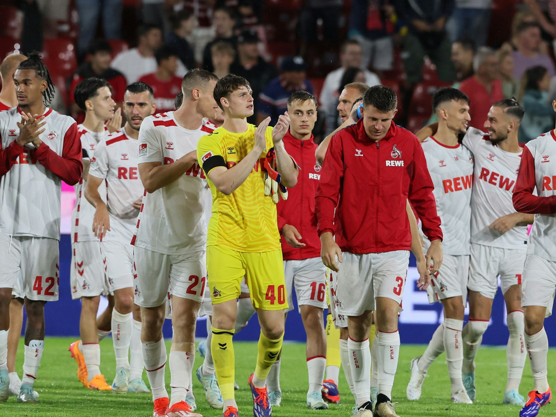 Jubel nach dem Spiel vor der Südtribüne beim 1. FC Köln.