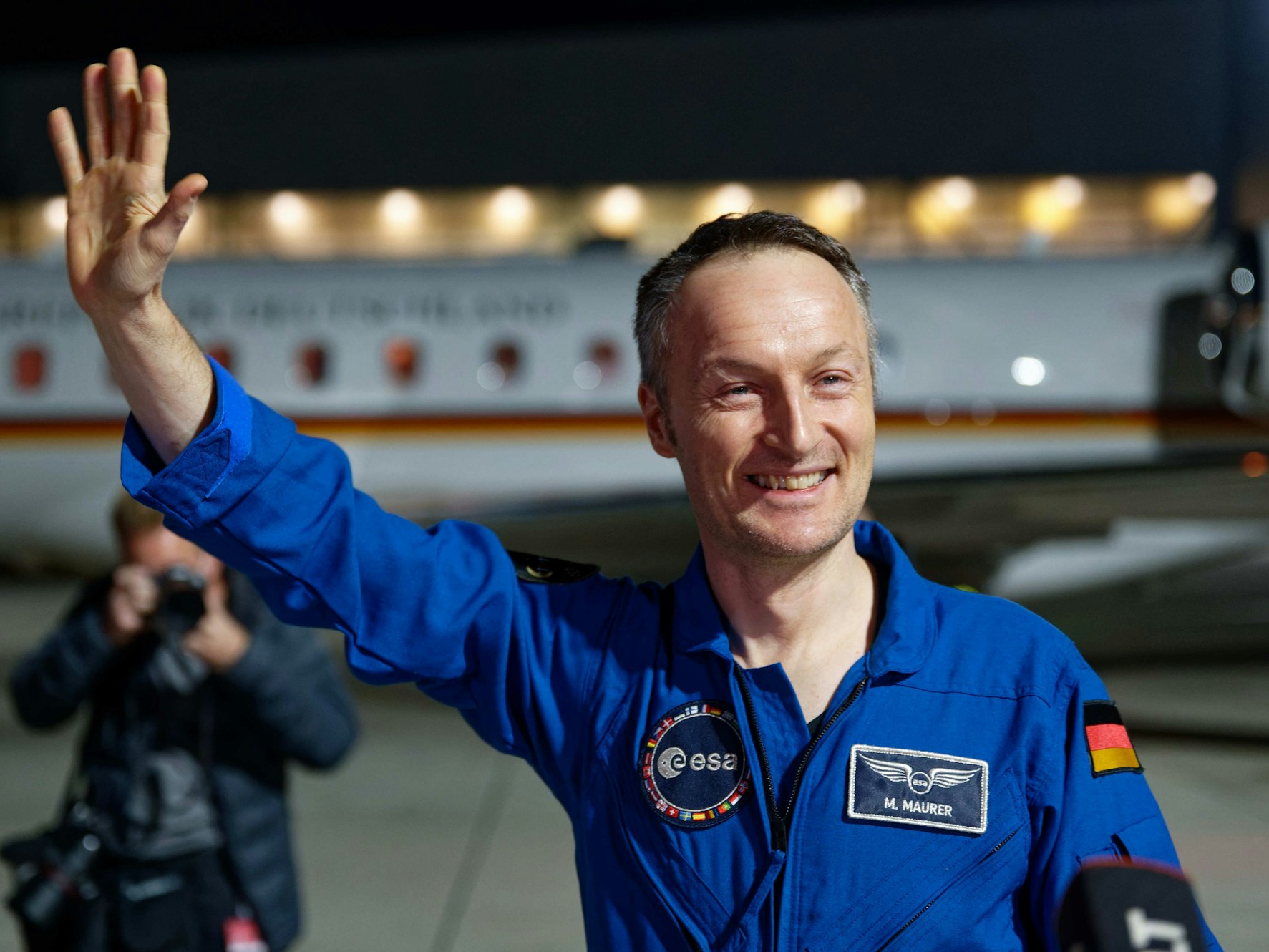 Der Astronaut Matthias Maurer steht nach seiner Ankunft auf dem Flughafen Köln/Bonn auf dem Vorfeld.