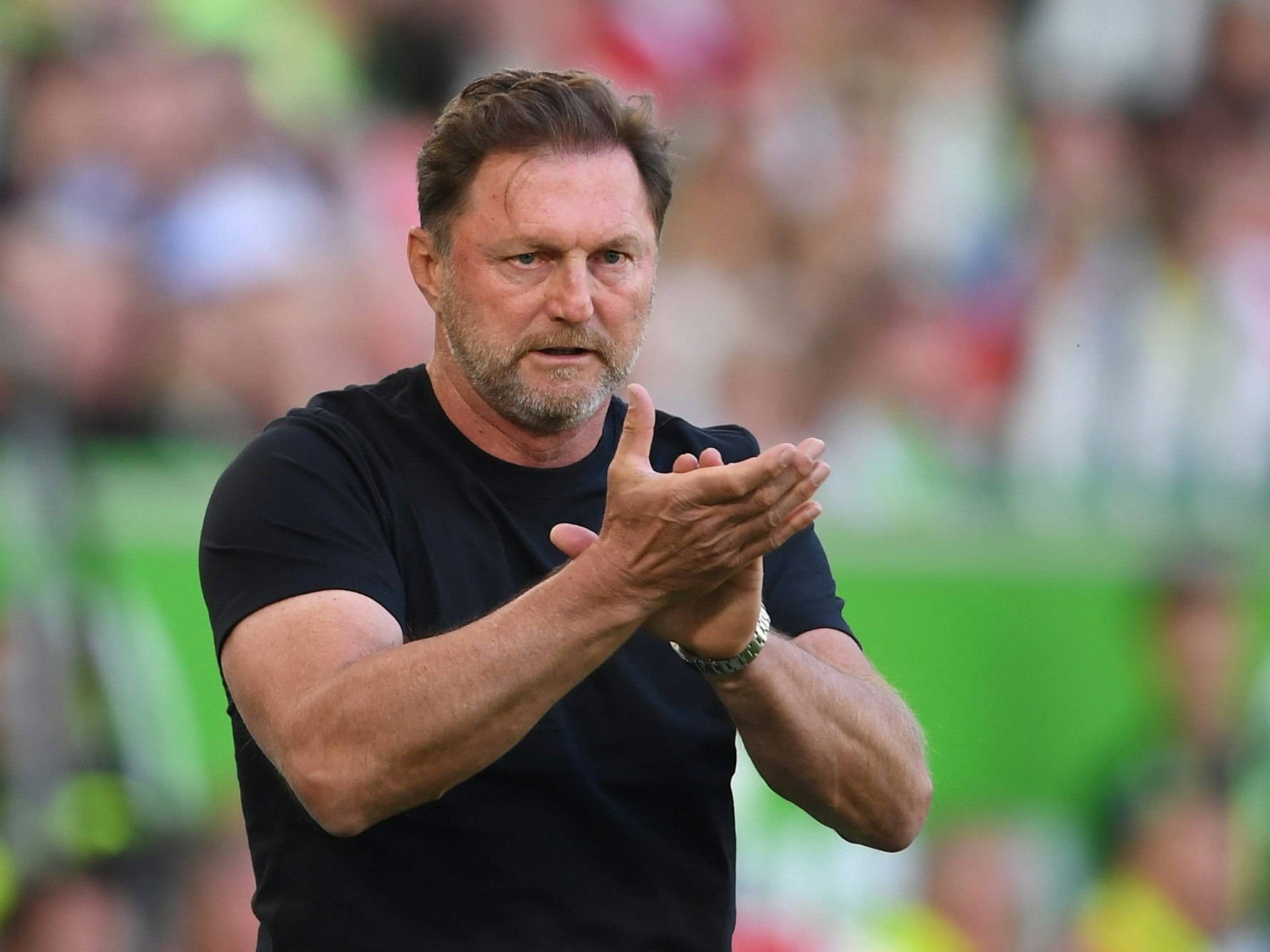 Wolfsburgs Trainer Ralph Hasenhüttl klatscht an der Seitenlinie.