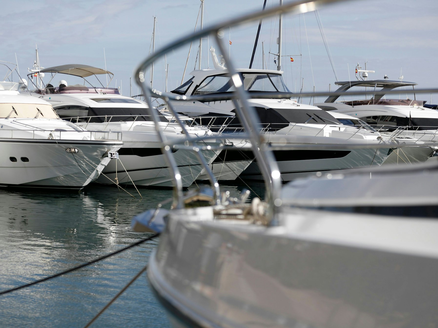 Jachten liegen im Hafen von Puerto Portals auf Mallorca.