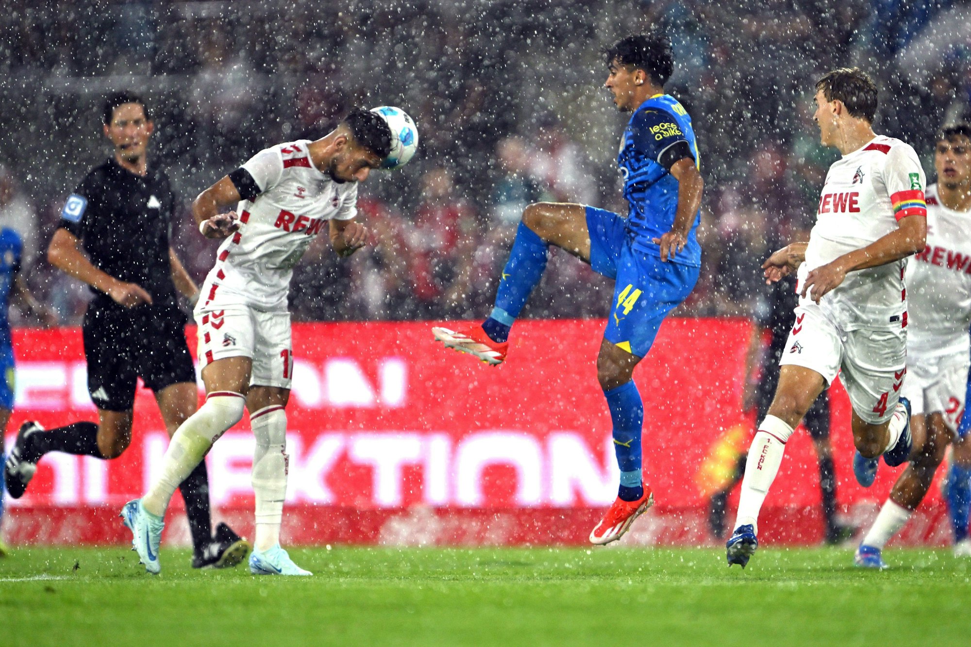 1. FC Köln gegen Eintracht Braunschweig im Rhein-Energie-Stadion. Kölns Leart Paqarada (l) und Braunschweigs Johan Gomez kämpfen um den Ball.