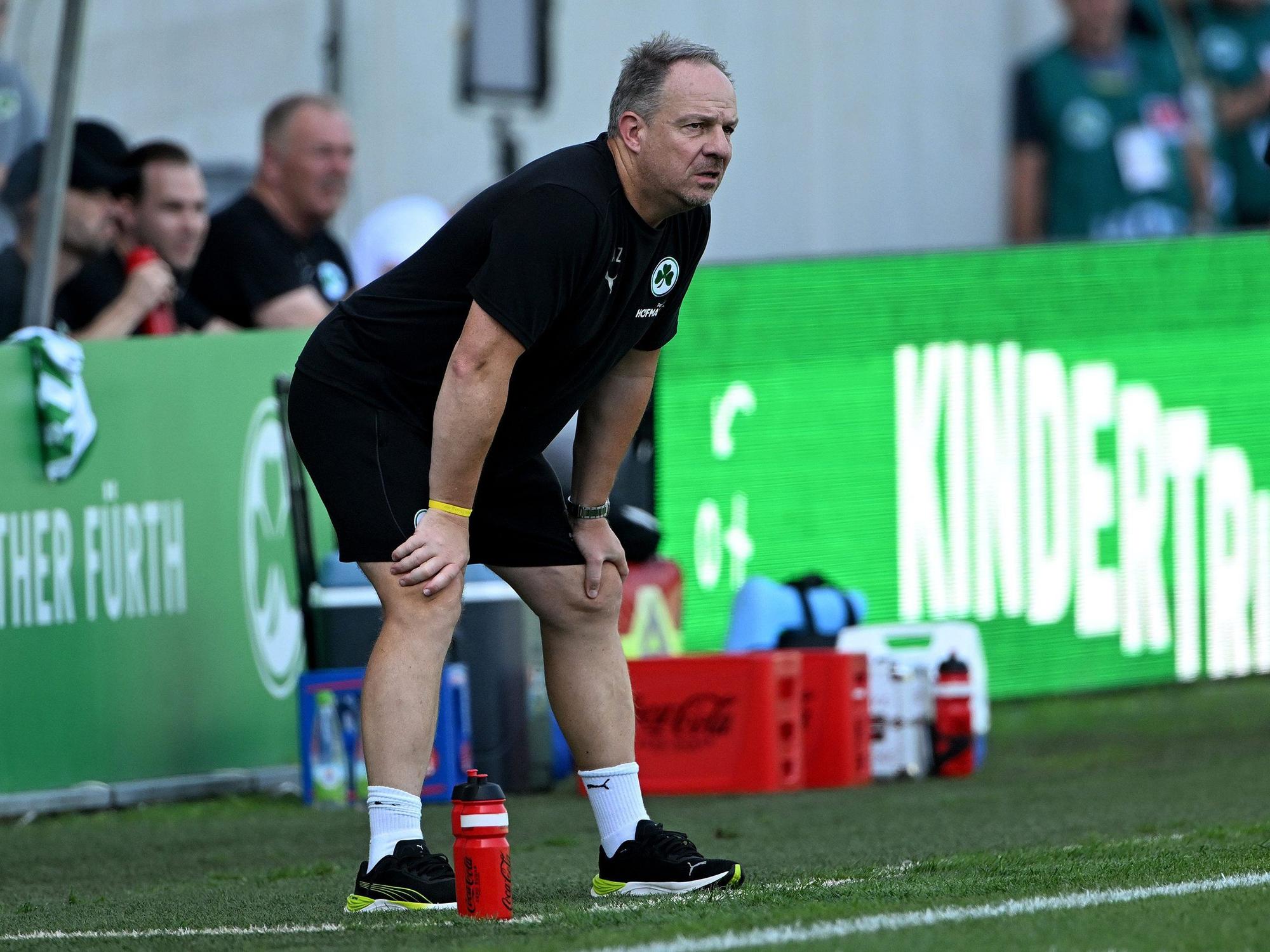 Greuths Trainer Alexander Zorniger verfolgt das Spiel.