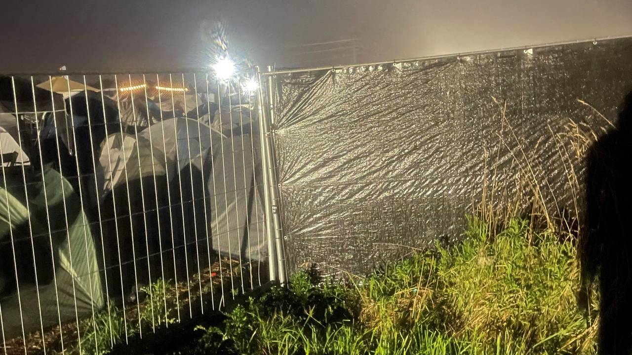 Der Campingplatz des Nibirii Festivals während der Evakuierung.