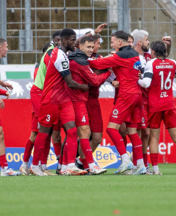 Die Mannschaft von Viktoria Köln jubelt gemeinsam.