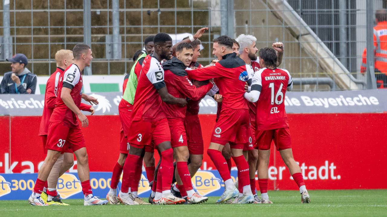 Die Mannschaft von Viktoria Köln jubelt gemeinsam.