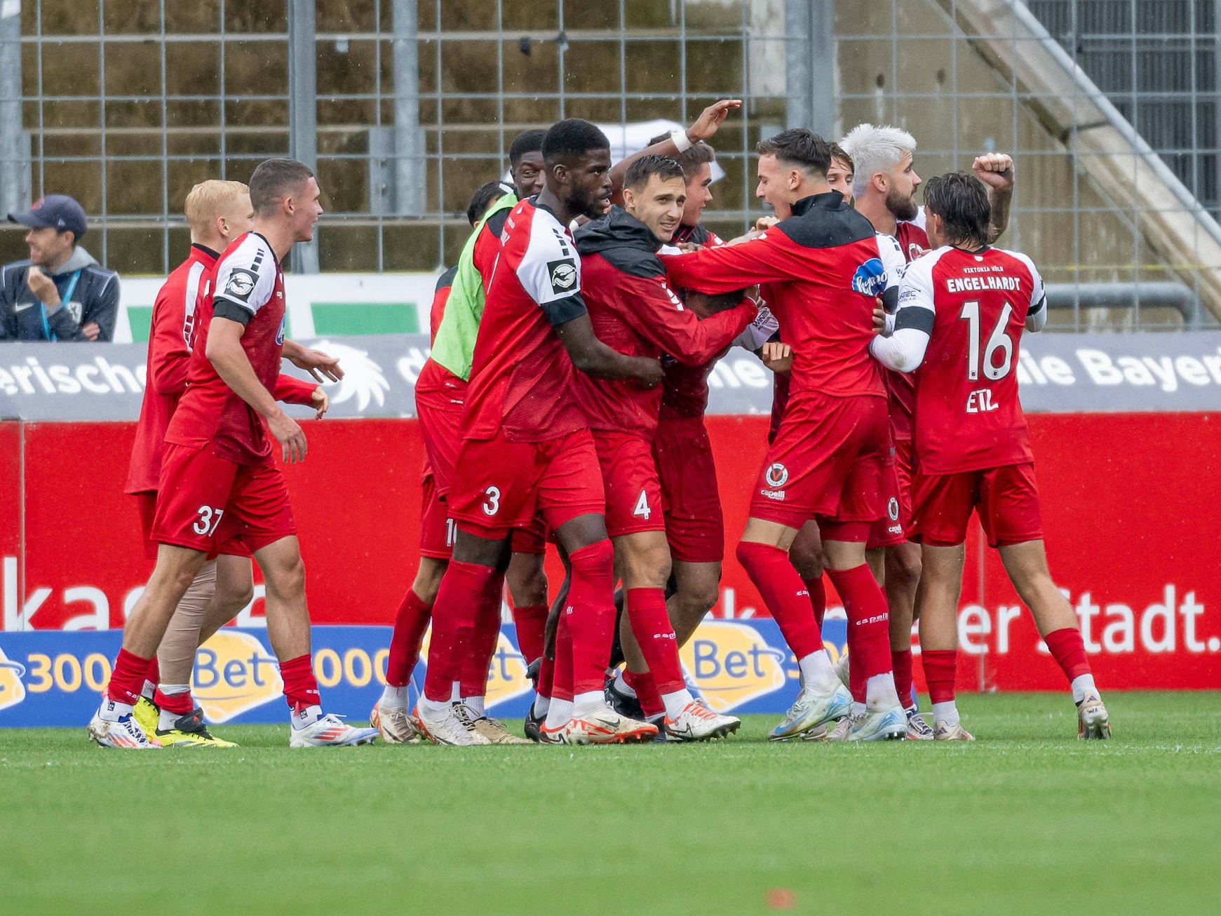 Die Mannschaft von Viktoria Köln jubelt gemeinsam.
