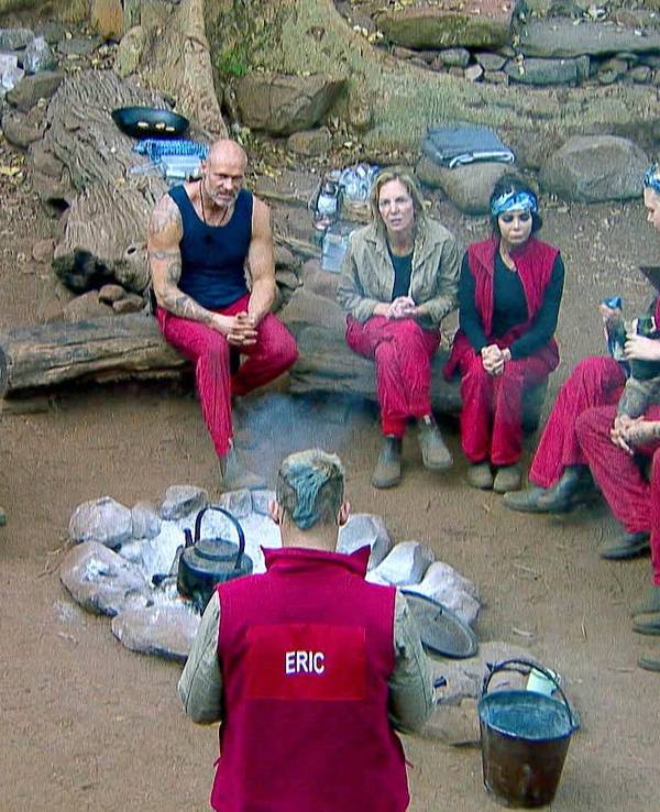 Alle Teilnehmenden an der Feuerstelle im Camp.