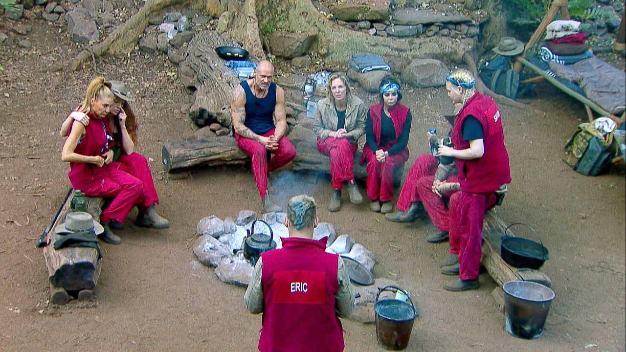 Alle Teilnehmenden an der Feuerstelle im Camp.