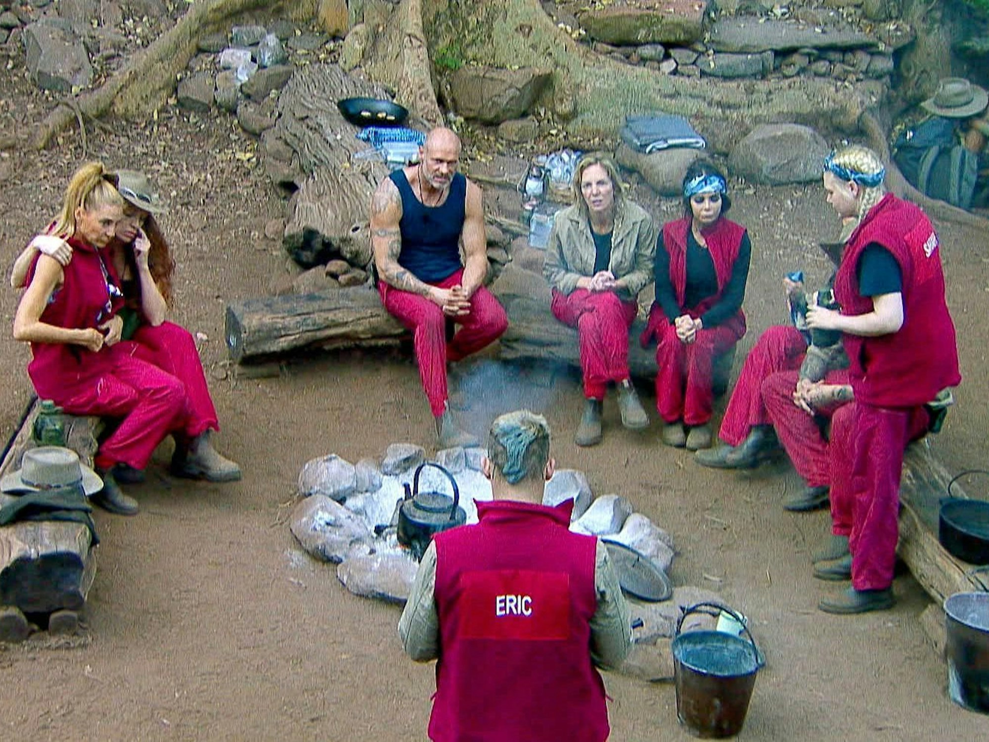 Alle Teilnehmenden an der Feuerstelle im Camp.