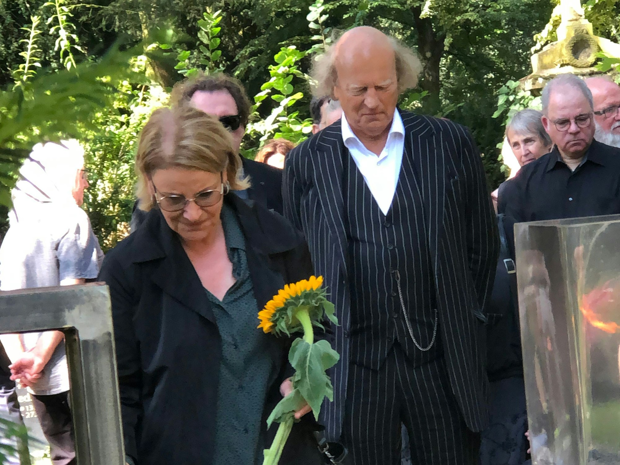 Mariele Millowitsch nimmt am Grab von Richard Rogler Abschied.